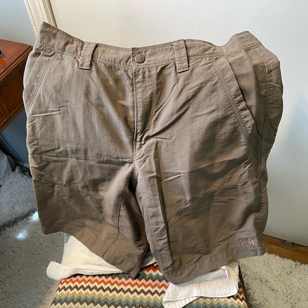 Men’s North Face dark tan shorts